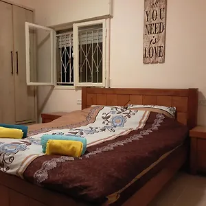 https://3-stairs-only-to-a-cozy-flat-on-favorite-hillel-st.gethaifahotels.com